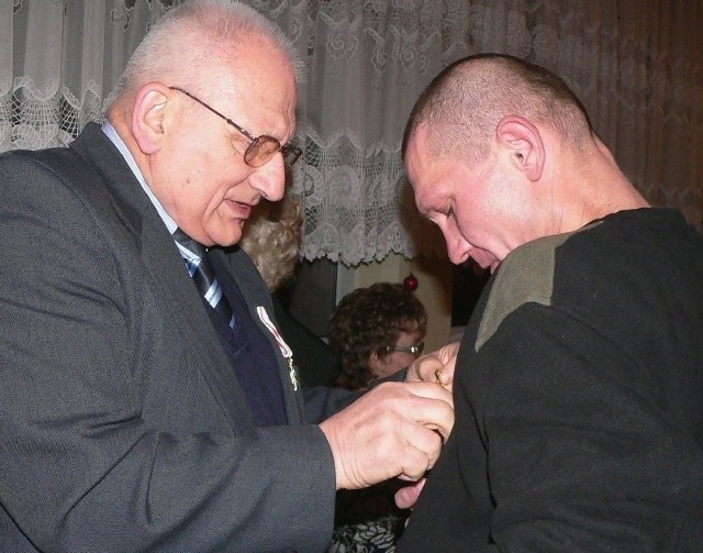 Grzegorz Sarna (z prawej) otrzymał medal "Zasłużony Honorowy Dawca Krwi" z rąk Marcina Podeska, prezesa buskiego Zarządu Rejonowego Polskiego Czerwonego Krzyża.