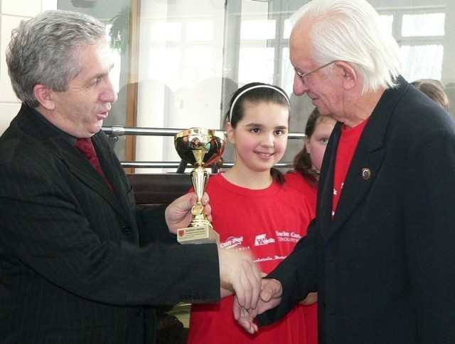 Senior maratonu Krzysztof Olszycki otrzymał puchar od burmistrza Adama Bodziocha.