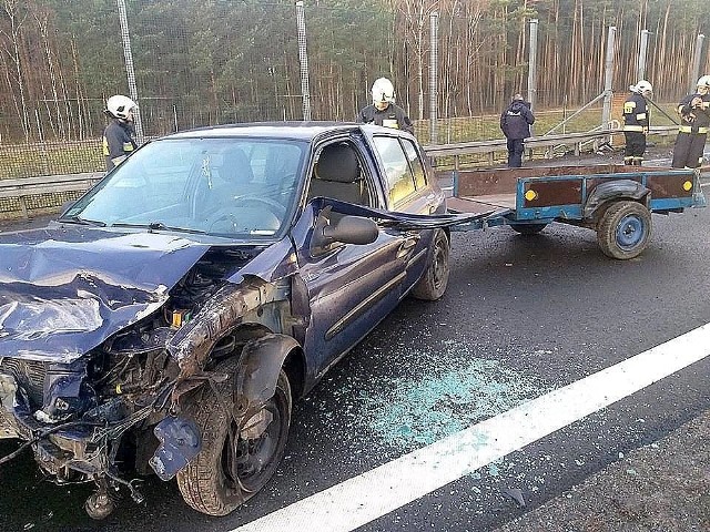 Do wypadku doszło w niedzielę, 10 marca, po godz. 6.00 na S3 na obwodnicy Skwierzyny. Kierujący renault clio z przyczepką jechał z Gorzowa. Prawdopodobnie zasnął za kierownicą i wtedy samochód uderzył w barierkę. Ruch na drodze został wstrzymany. Na miejsce zdarzenia natychmiast wyjechały dwa wozy strażaków OSP Skwierzyna. Na drogę wypadły przewożone w przyczepce agregaty spawalnicze. Na miejsce zdarzenia dojechali międzyrzeccy policjanci. Ranny kierowca renault została przewieziony do szpitala.Policjanci CBŚP rozbili zorganizowaną grupę przestępczą, której członkowie podejrzani są o wprowadzanie do obrotu narkotyków na terenie kilku województw. WIDEO: