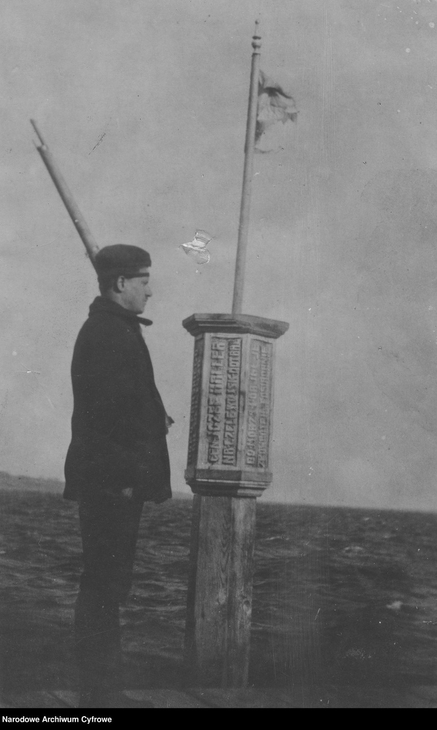 Pamiątkowy słup wkopany w miejscu Zaślubin Polski z morzem