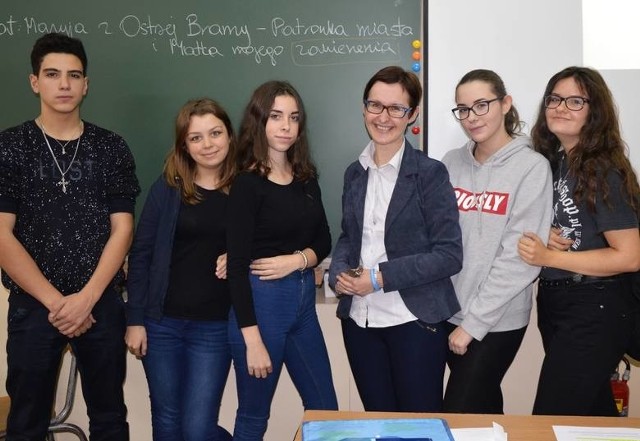 Jedną z awansowanych nauczycielek jest Małgorzata Janiec z II Liceum w Skarżysku. W 2018 roku w plebiscycie Echa Dnia zdobyła tytuł Nauczyciela na Medal w powiecie skarżyskim (na zdjęciu z uczniami)