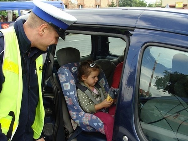 Policjanci z Międzychodu przypominają dorosłym kierowcom o obowiązku zapinania pasów i przewożenia dzieci w fotelikach