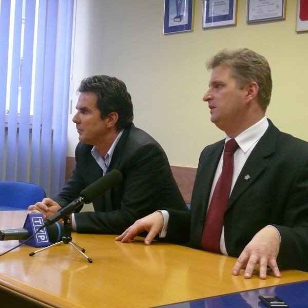 Prezydent Ostrowca Jarosław Wilczyński (z prawej) liczy na to, że KSZO zostanie przejęte od Tadeusza Dąbrowskiego (z lewej) przez ostrowieckich przedsiębiorców.