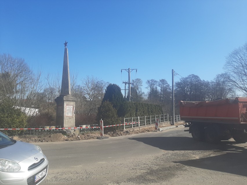 Chodnik przy pomniku zerwano. Obelisk jest przechylony