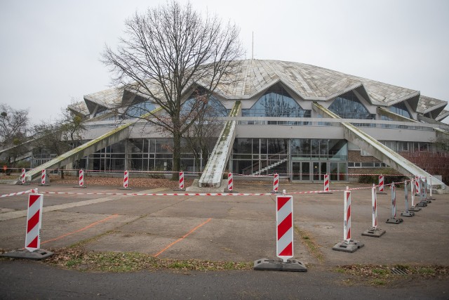 Od piątku, 18 grudnia, mieszkańcy Łazarza mogą korzystać z miejsc dla samochodów przy Arenie. To tymczasowy parking wyznaczony na czas wdrażania strefy płatnego parkowania, czyli do 31 stycznia 2021 roku. Zobacz jak wygląda tymczasowy parking na poznańskim Łazarzu na zdjęciach naszego fotoreportera. Przejdź do galerii---------->