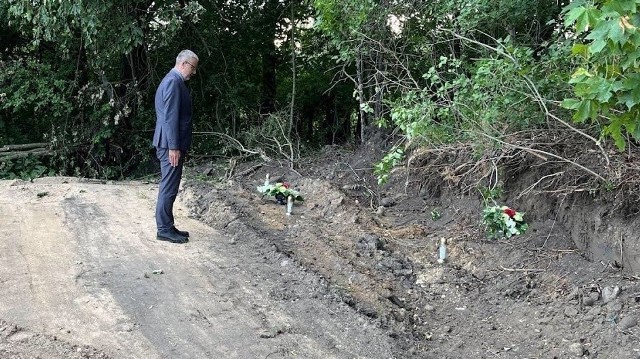 Polski charge d’affaires Marcin Wojciechowski złożył kwiaty i znicze na zniszczonym cmentarzu.