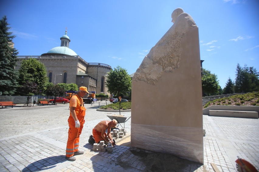 Pomnik kard. Hlonda w Katowicach. Odsłonięcie 5 lipca. Pomnik jest z piaskowca, wysoki na 5 metrów