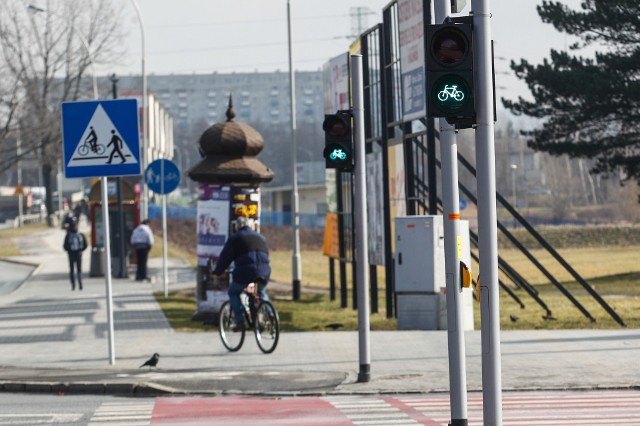 Na al. Powstańców Warszawy droga rowerowa ma przerwę na zaporze. Nie wolno po niej jeździć.