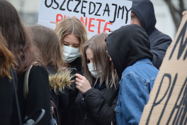 Dziś w samo południe młodzież z krośnieńskich szkół zebrała się na Rynku. Przyszli na główny plac miasta, bo jak mówią - strajkują, by pokazać władzom państw, że nie są obojętni na zanieczyszczenie naszej planety i zmiany klimatu. Mieli ze sobą transparenty. W czasie trwania Młodzieżowego Strajku Klimatycznego dla uczestników była dostępna otwarta mównica, której każdy mógł wypowiedzieć się na temat zagrożeń dla środowiska. Odczytano też "List od młodzieży" i postulaty.