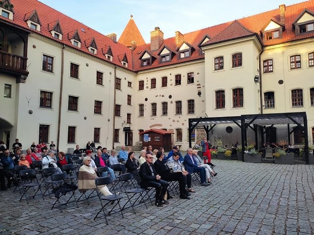 Na dziedzińcu bytowskiej warowni odbył się  II Zamek w Poezji.