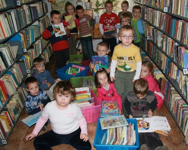 Większość przedszkolaków pierwszy raz w życiu była w bibliotece. Z zaciekawieniem wertowały książki.