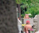 Na toruńskim cmentarzu zamieszkał bezdomny. I dewastuje groby