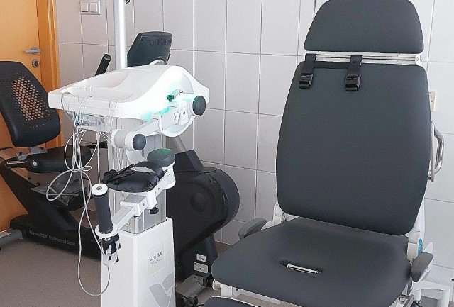 Robot rehabilitacyjny do ćwiczeń kończyn górnych i dolnych z wyposażeniem.