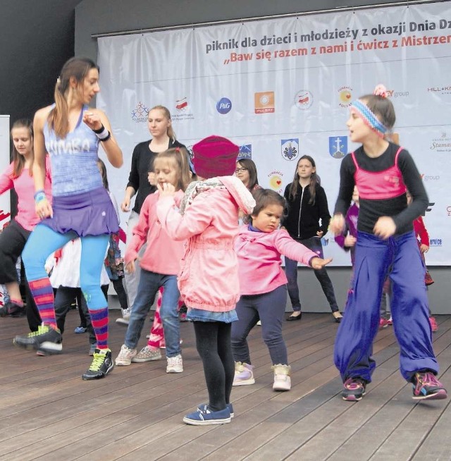 Marta Jelonek (pierwsza z lewej) to trenerka zumby, która potrafi zaszczepić miłość do tańca nawet małym dzieciakom