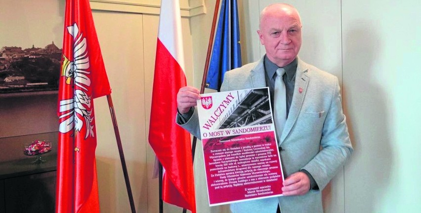 Burmistrz Sandomierza Marek Bronkowski pokazuje plakat...