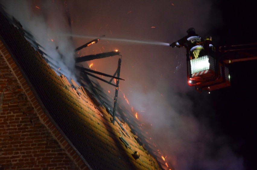 Pożar zabytkowego kościoła w Orłowie w powiecie nowodworskim 7.10.2019 roku. Spłonął dach! Na miejscu 15 zastępów straży pożarnej [zdjęcia]