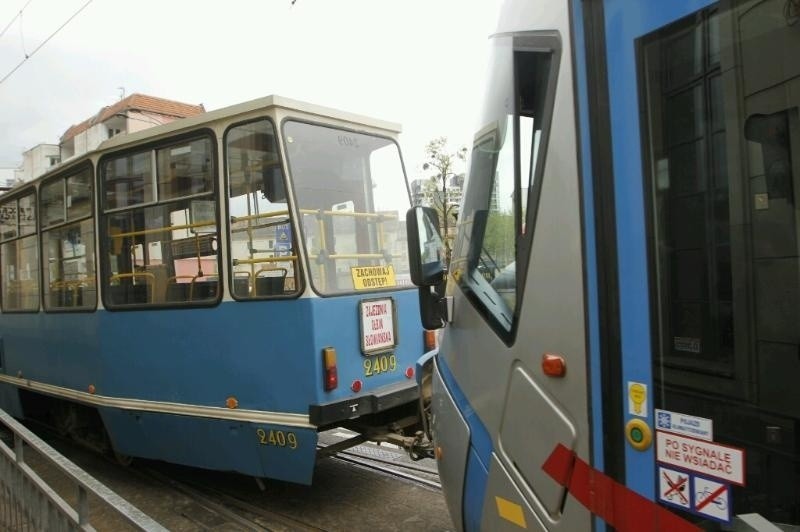 Wrocław: Awaria tramwaju 71. Odholowała go nowa skoda (ZDJĘCIA)