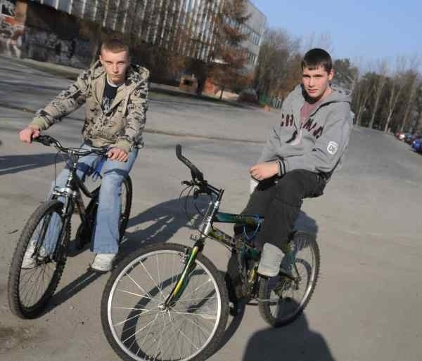 Sebastian Paczuła (z lewej) i Mateusz Woźniczka podkreślają, że miasto powinno mieć jak najwięcej kilometrów dróg dla cyklistów.