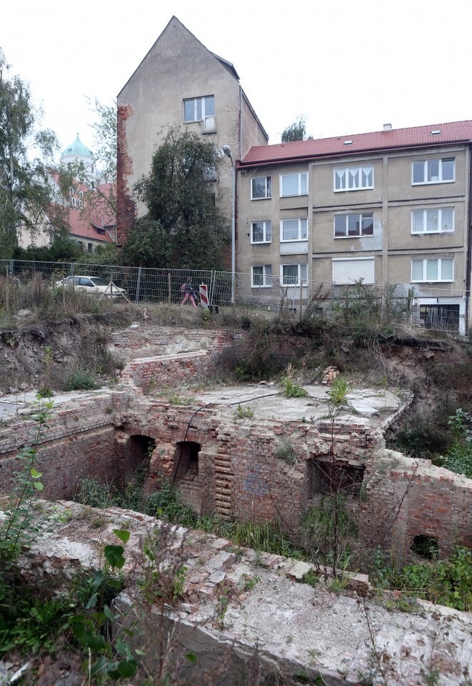 Podzamcze. Były dwie dziury, będą dwie kamienice [zdjęcia]