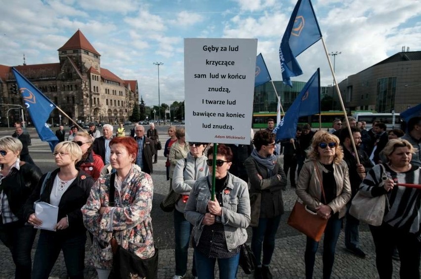Protest rodziców na placu Mickiewicza