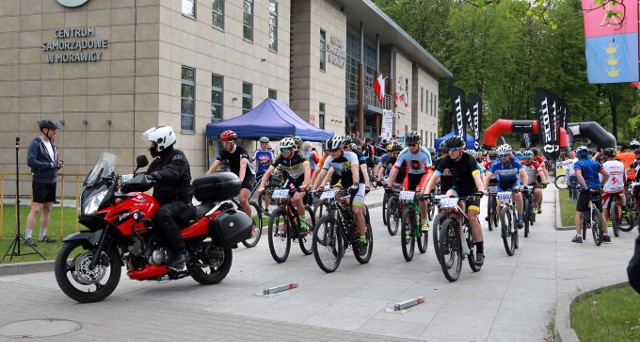 W Morawicy odbył się MTBCROSS Maraton. Trasa była dość szybka i wymagająca, ale jednocześnie pozwalająca cieszyć się miłośnikom kolarstwa wspaniałymi widokami i pięknymi miejscami. Można było wziąć udział w dystansie Family i rywalizować wraz z innymi na długości 16 kilometrów. Dystans Fun liczył 67 kilometry, a na dystansie Master do pokonania było 66 kilometrów. Na dystansie Family w kategorii open najlepszy pierwszy był Mirosław Lewiński -  41 minut i 13 sekund. Wśród kobiet zwyciężyła  Ewa Maciejewska z Power-Sport Kielce -  52 minut i 6 sekund. Na dystansie Fan w kategorii open najlepszym zawodnikiem był Mirosław Bieniasz z Bieniasz Bike Team - 43 minuty i 57 sekund. Wśród kobiet na najwyższym podium stanęła Izabela Kamińska z ekipy Trenujemy z sercem dla Kuby, która na metę wjechała w czasie dwóch godzin, jednej minuty i 59 sekund. Na dystansie Master złoto zdobył Marcin Jabłoński z Metrobike.pl, który na metę dotarł w czasie dwóch godzin, 47 minut i 52 sekund. W tej samej kategorii wśród kobiet na piewrszej pozycji uplsowała się Klaudia Cichacka z Metrobike.pl - 10 minut i 2 sekund.Na zakończenie kolarskiej rywalizacji najlepsi zawodnicy otrzymali medale, puchary i nagrody, które wręczał wiceprzewodniczący Rady Miejskiej w Morawicy, Tomasz Domagała. (AO, dor)