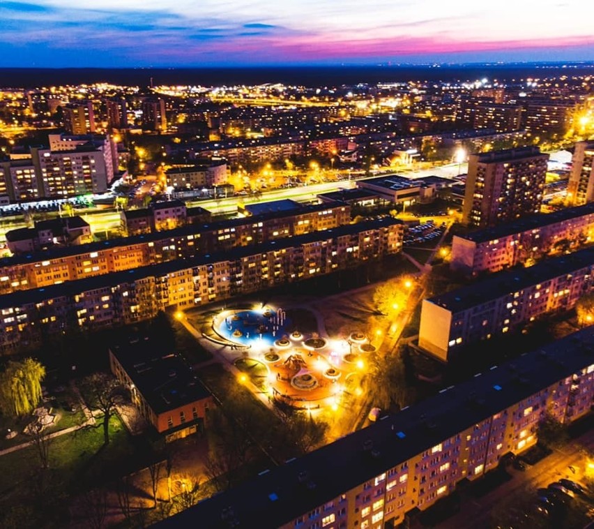 Podwórko dla Pława w Stalowej Woli robi wrażenie. Plac zabaw już cieszy najmłodszych i tych nieco starszych (ZDJĘCIA)