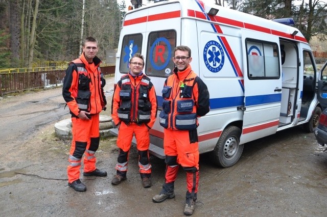 Od lewej - ratownicy medyczni: Jakub Karsznia, Robert Czochara i Michał Sajkowski, po wygranych zawodach w Karpaczu.