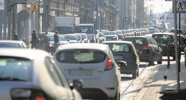 Na ulicy Kalwaryjskiej samochody grzęzną w dużych korkach. Ułatwiono natomiast przejazd tramwajom