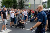 Marsz równości w Białymstoku. Mężczyzna, który zasłaniał się dzieckiem przed policją, został zatrzymany (zdjęcia)