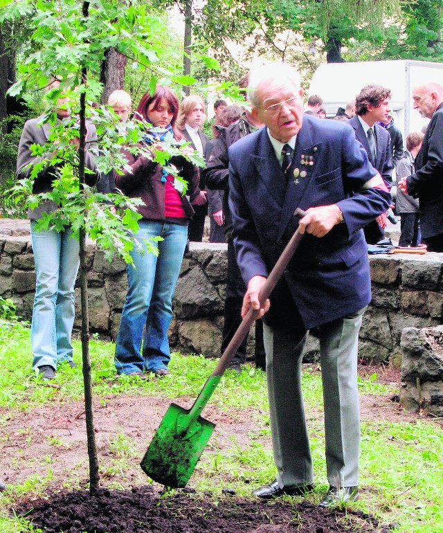 Stanisław Świador sadzi dąb katyński dla swojego matema-tyka kapitana Wiktora Chudzikiewicza