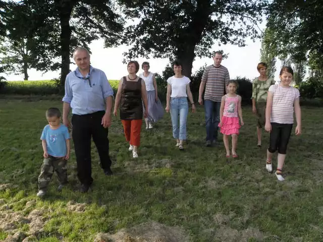 Mieszkańcy Wierzejewic. Z tyłu dąb - niegdyś tradycyjne miejsce spotkań ludzi z okolicy.