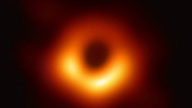 Pierwsze w historii zdjęcie czarnej dziury, znajdującej się w centrum galaktyki M87, wykonane Teleskopem Horyzontu Zdarzeń