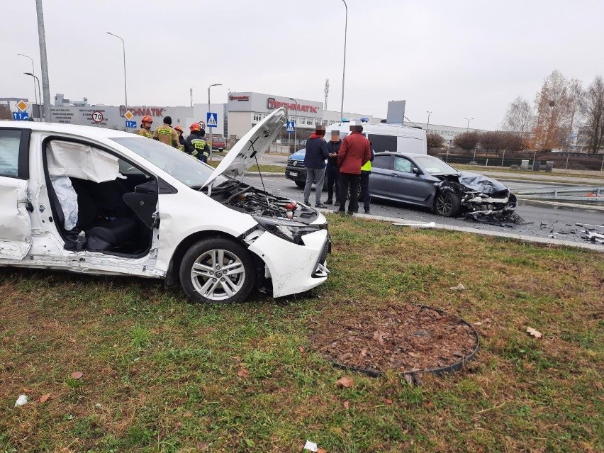 Wypadek w rejonie ronda kozienickiego w Radomiu. Potężne zderzenie dwóch pojazdów. Uwaga - są utrudnienia!