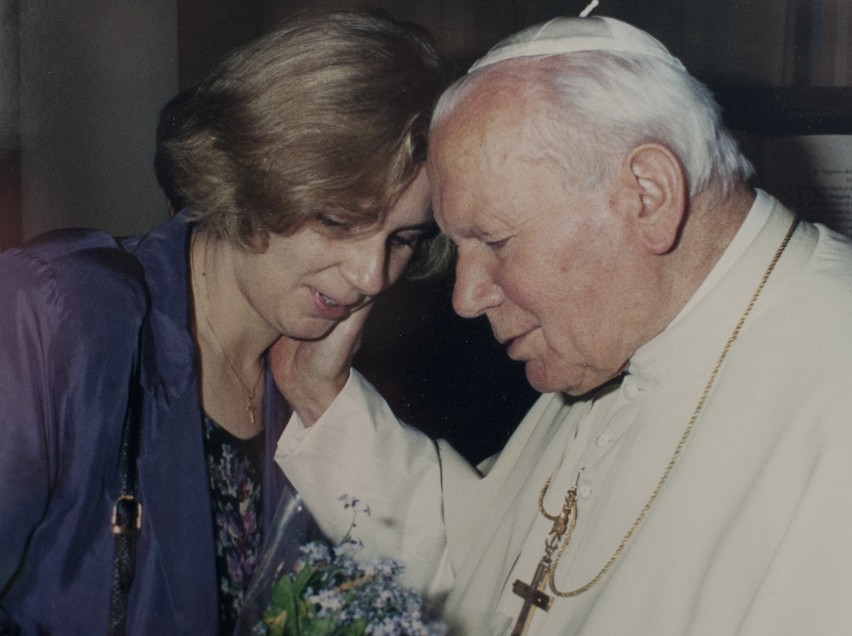 On "zatwierdził" jej męża i wymodlił syna. Jan Paweł II był...