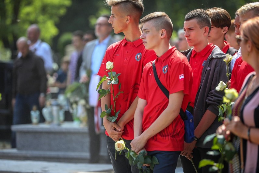 Kraków. Pogrzeb 14-letniego bramkarza.  Szymona Wolaka żegnali sportowcy oraz działacze Garbarni i Wisły Kraków [ZDJĘCIA]