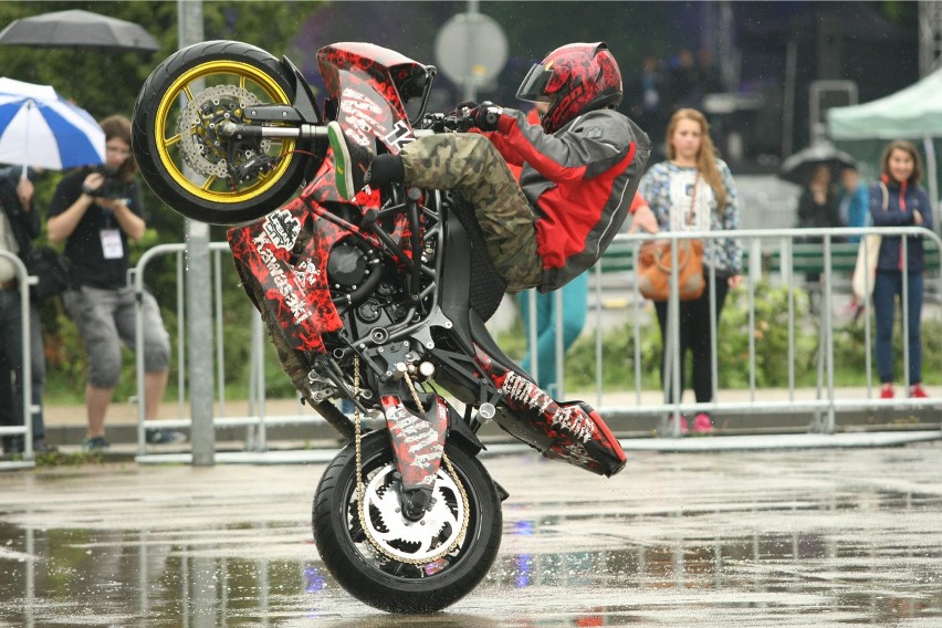 Siedział tyłem do kierunku jazdy i stał na motocyklu. Pokaz na Wittigowie (ZDJĘCIA, FILM)