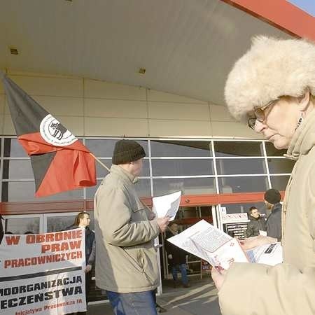 - Pracowałam w jednym z zielonogórskich marketów i znam te realia. Znęcali się tam nade mną fizycznie i psychicznie &#8211; komentowała pikietę przypadkowa klientka, Elwira Obrusznik z Zielonej Góry.