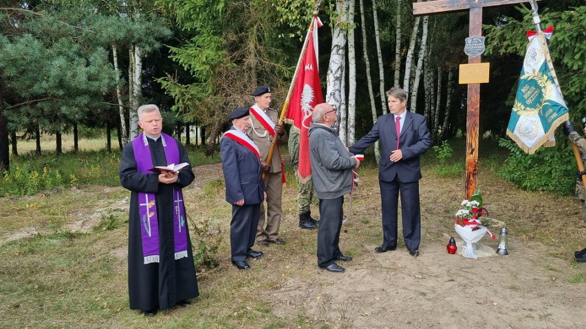 W Baraku pod Szydłowcem ustawiony został krzyż. Upamiętnia żołnierza Stanisława Stefańskiego