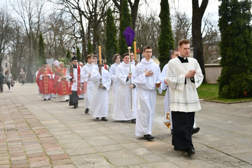 Niedziela Palmowa. Mszy świętej w Bazylice Katedralnej w Kielcach przewodniczył biskup Jan Piotrowski. Było poświęcenie palm