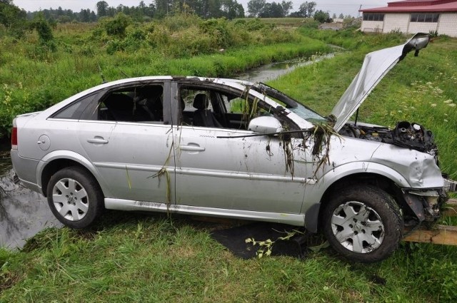 26-letni kierowca opla vectry, mieszkaniec Szczuczyna, na łuku drogi stracił panowanie nad pojazdem i zjechał z jezdni uderzając w barierki mostu, a następnie dachował w rzece.