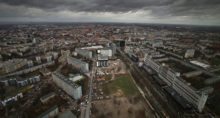 Miały być wieżowce, ale na razie jest jeden apartamentowiec....