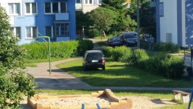 Kierowca zamiast szukać wolnego miejsca, po prostu pozostawił swoje auto na osiedlowym trawniku