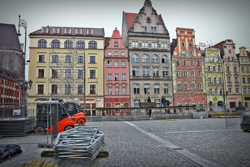 Na Rynku już budują sceny na sylwestra. Kto wystąpi?