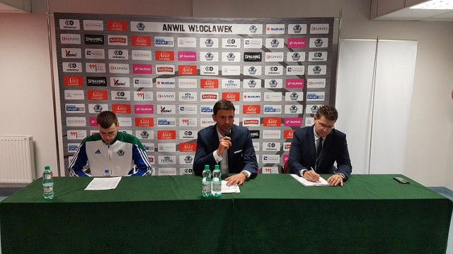 Od lewej: Kamil Łączyński, trener Igor Milicić i Michał Fałkowski media manager)