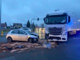 Tarnów. Wypadek na skrzyżowaniu Nowodąbrowska - Błonie - Spokojna. Samochód osobowy zderzył się z ciężarówką