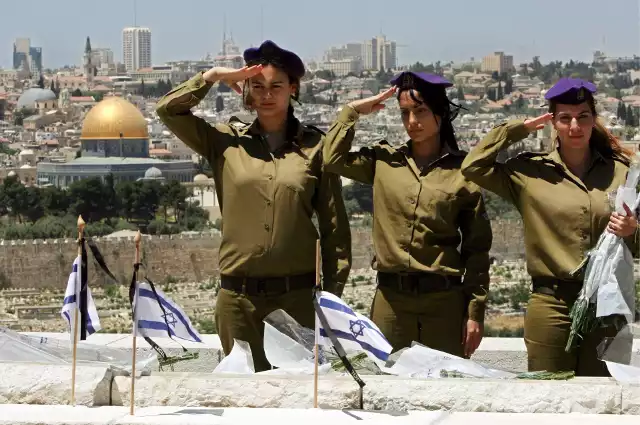 Izrael jest jednym z niewielu krajów, w których służba wojskowa jest obowiązkowa dla wszystkich pełnosprawnych mieszkanek, choć poborowe służą nieco krócej niż ich koledzy.