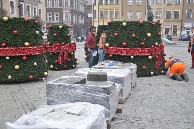 Drzewko zostało kupione od firmy MultidekorZobacz także: Kolęda, życzenia, choinka i przebranie.Agencja TVN/x-news