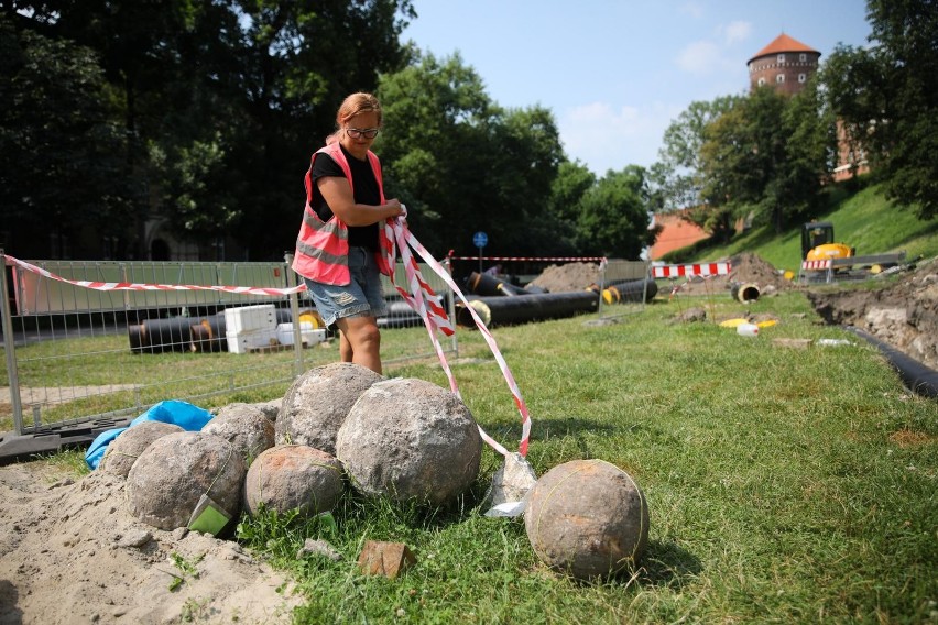 Archeolodzy rozwiązują zagadki murów, które skrywa ziemia tuż pod Wawelem [ZDJĘCIA]