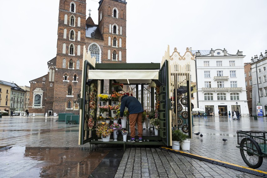 Nowe stoisko kwiaciarek na Rynku Głównym kosztowało 114 tys. zł. W Krakowie awantura o ich wygląd. Tak prezentuje się już pełne kwiatów