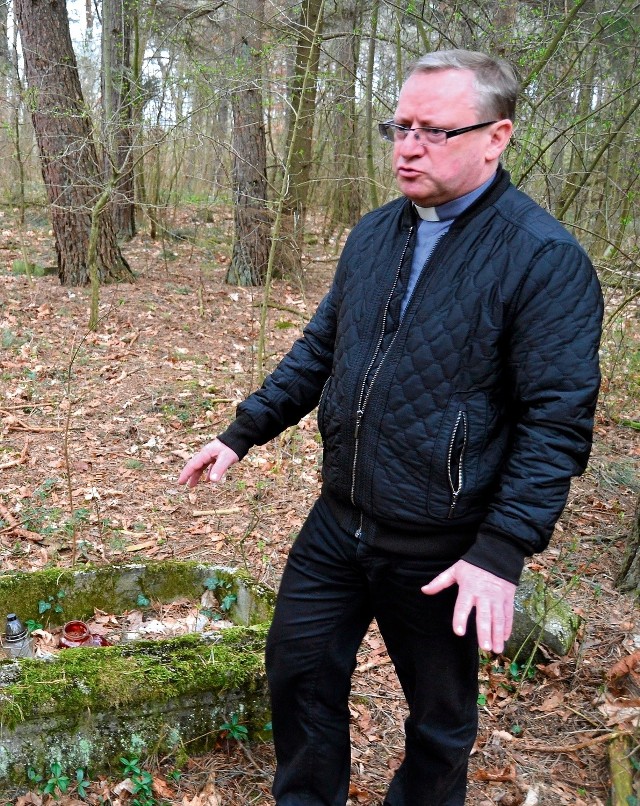 Ksiądz Jacek Giełdon nie rezygnuje z reaktywacji nieczynnego cmentarza. Właściciele okolicznych działek są temu przeciwni